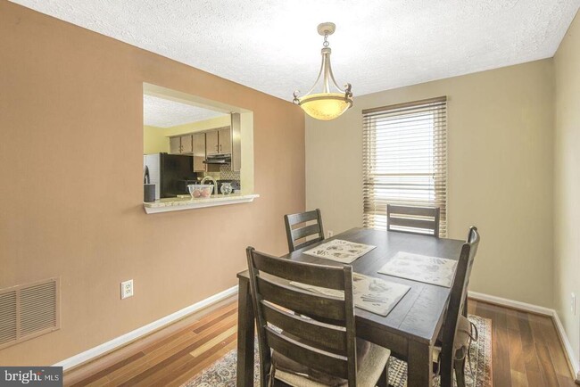 Foto del edificio - 6121 Cedar Wood Dr