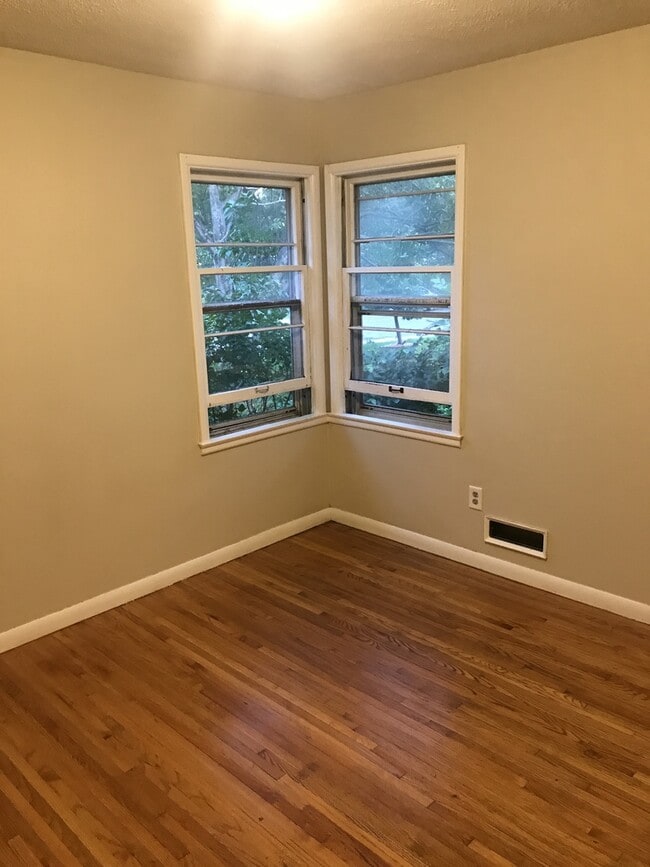 Building Photo - 3 bedroom 2 bath plus Den/Office in Robbin...