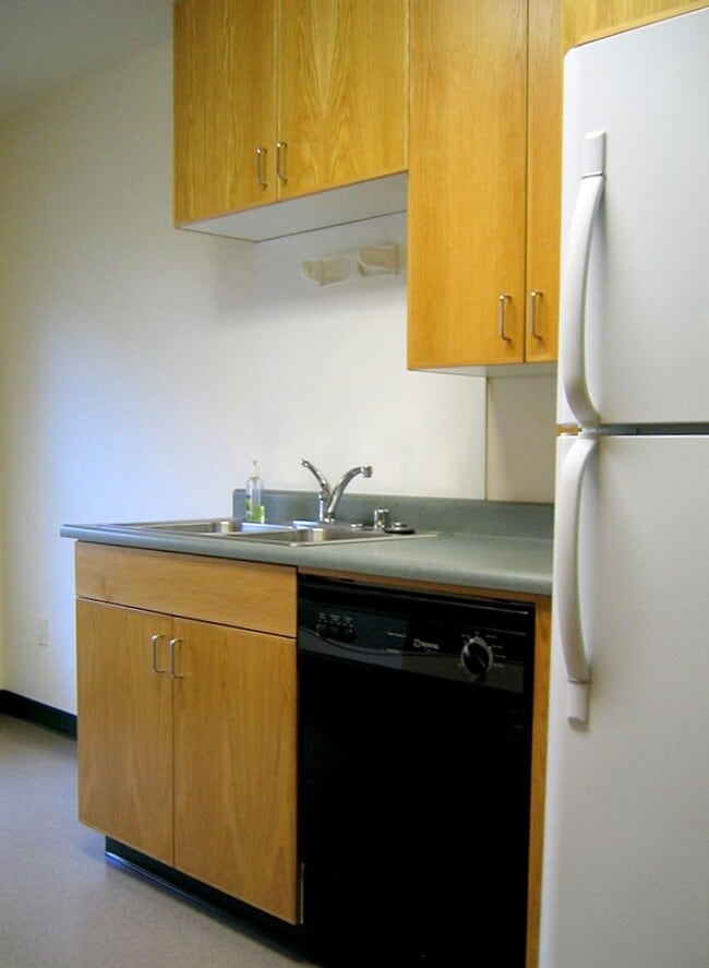 Building Photo - WHAT’S SPECIAL COMFORTABLE SHARED SPACE  BRIGHT OPEN-CONCEPT LAYOUT DINING AREA SPACIOUS TOWNHOUS...