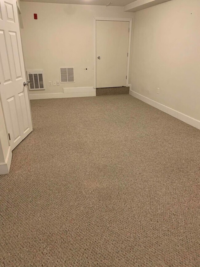 Building Photo - Beautiful 3 bed unit with a jacuzzi tub an...