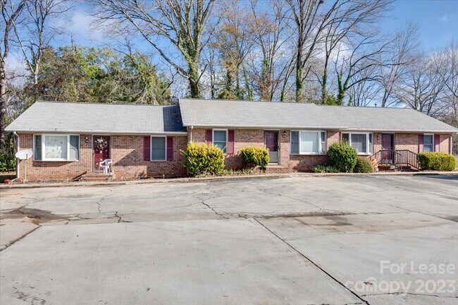 Building Photo - 1148 McKinnon Dr
