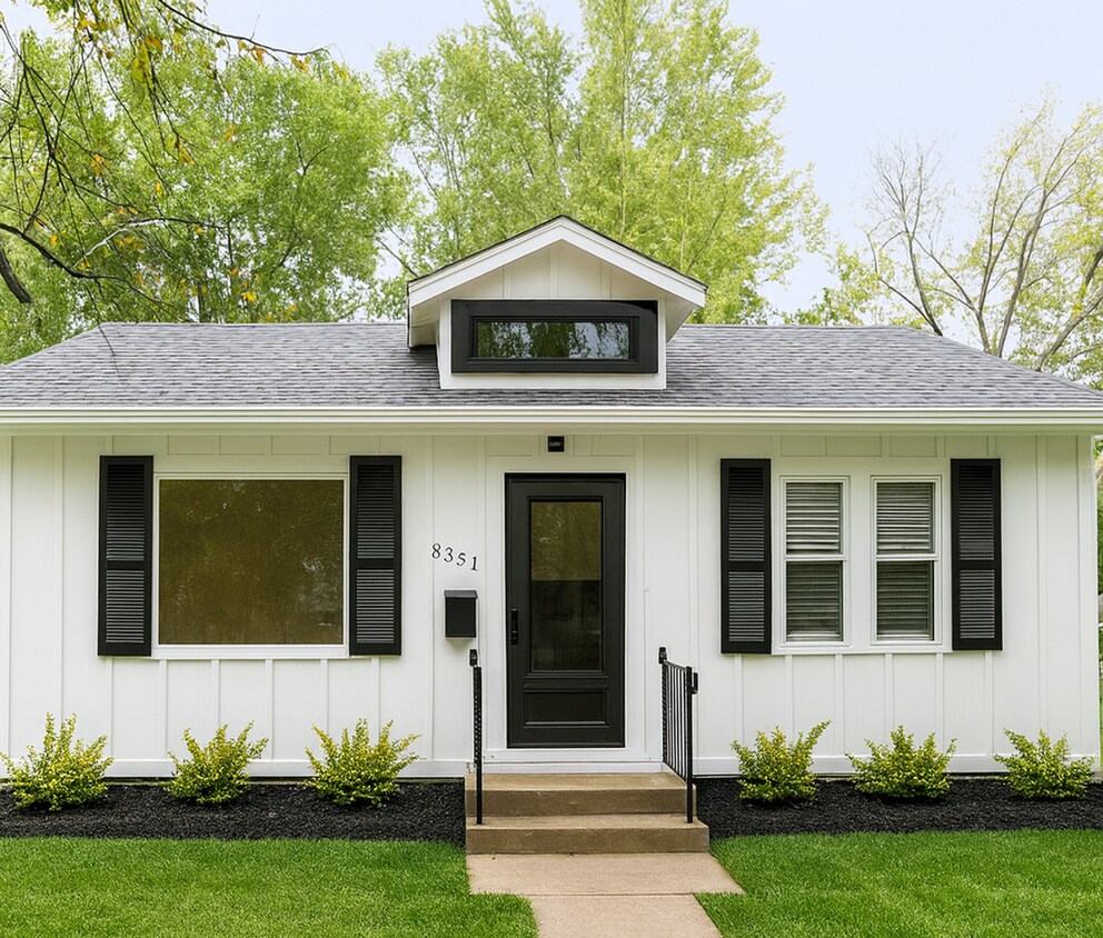 Foto principal - SEE IT NOW: Charming and beautifully updated bungalow in the heart of Kansas City!