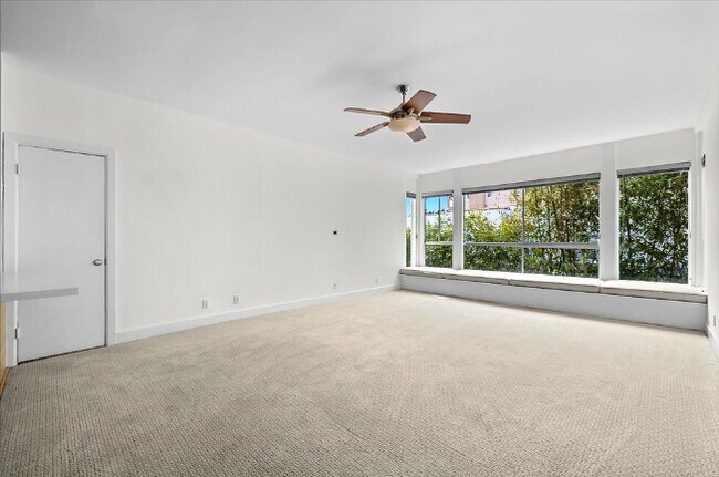 La sala de estar gigante de 16 x 23 pies ofrece infinitas opciones de distribución de muebles. - 2221 Ocean Ave