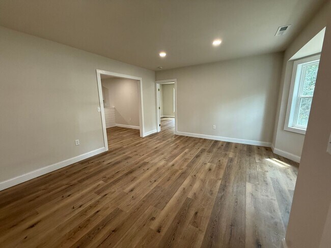 Building Photo - Modern Comfort & Convenient Living