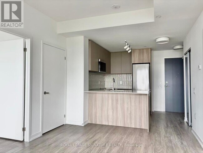 Photo du bâtiment - 2485-2485 Eglinton Ave W