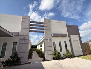Building Photo - 10 West Dr