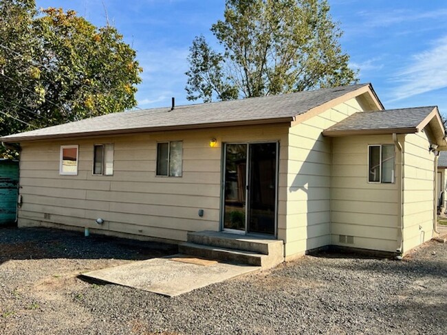 Building Photo - Spacious 2 Bedroom, 1.5 Bath Triplex in Cl...