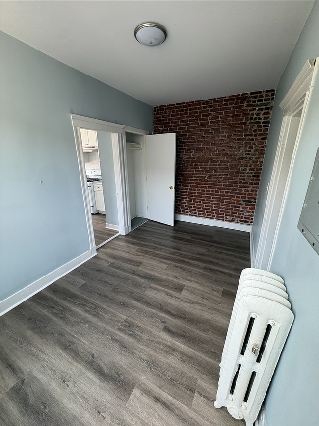 Building Photo - Beautiful 3 bed with in unit laundry and balcony GREAT DEAL for 9/1/26