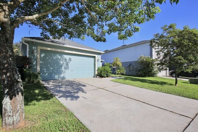 Building Photo - Beautiful 3/2 Spacious Home with a Fully F...
