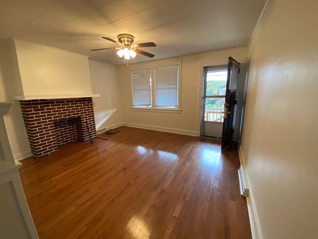 Building Photo - Available October 22, 2025, Lease will end...