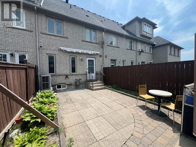 Building Photo - 8 Baffin Ct