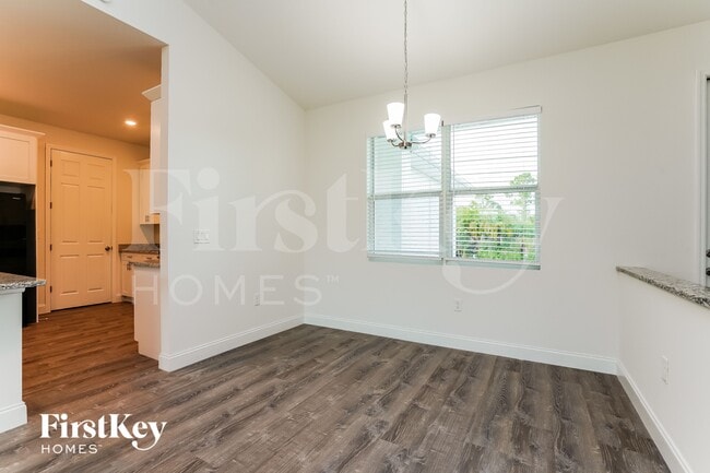 Building Photo - 741 Chestnut St E