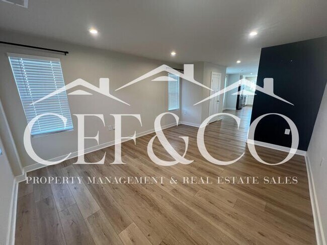 Building Photo - Spacious Townhome available in Spartanburg's East Side