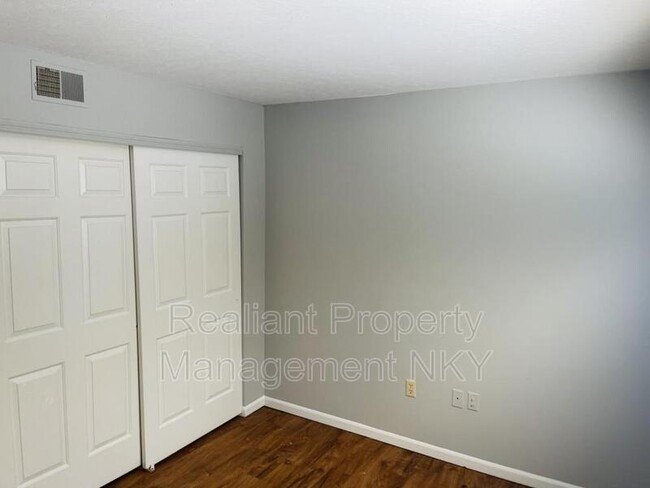 Building Photo - 902 Amhurst Dr