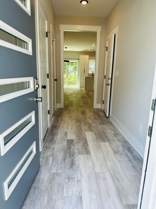 Building Photo - Beautiful Townhome