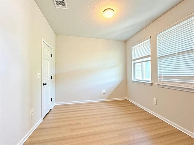 Building Photo - 11816 Offaly Dr