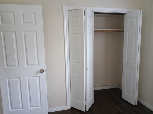 Armario del dormitorio 1 - 315 S Ave A