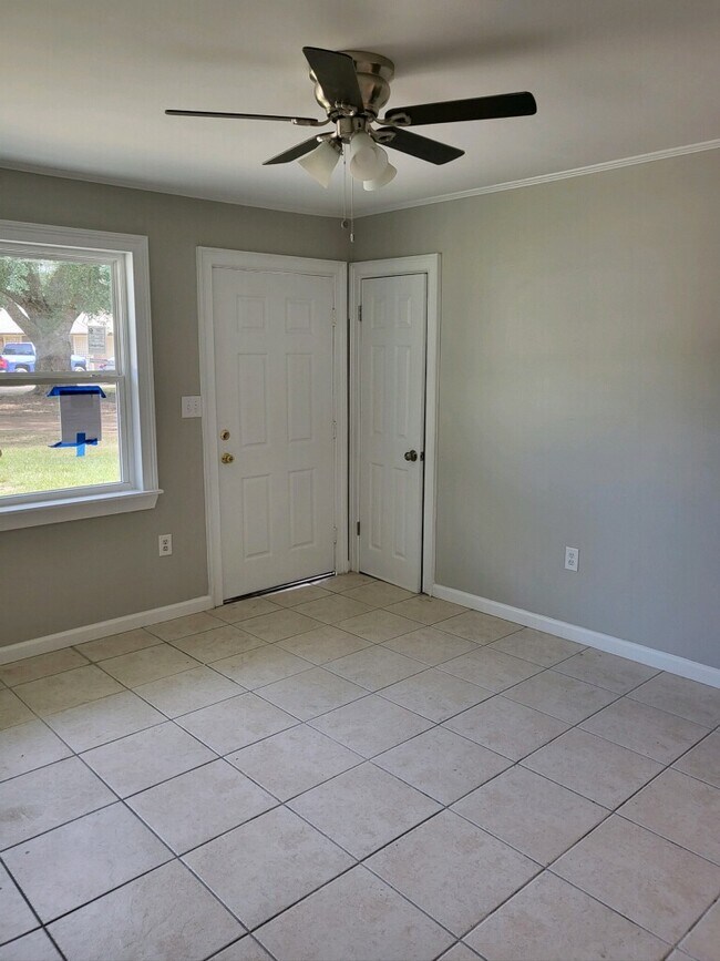 Building Photo - 16 Cottonwood Ct