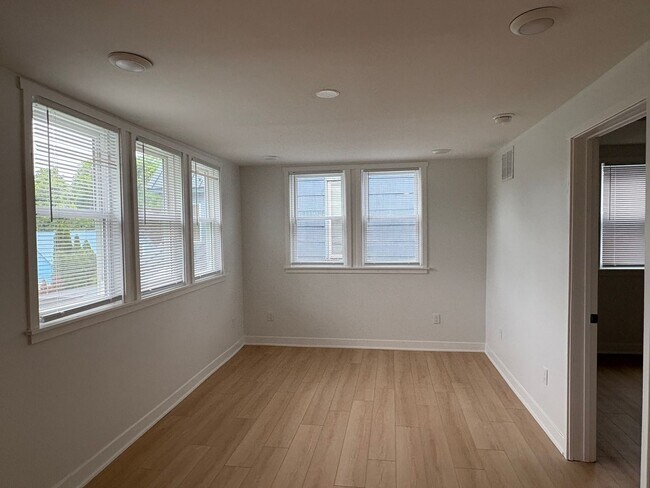 Building Photo - Amazing Parkside Quadplex