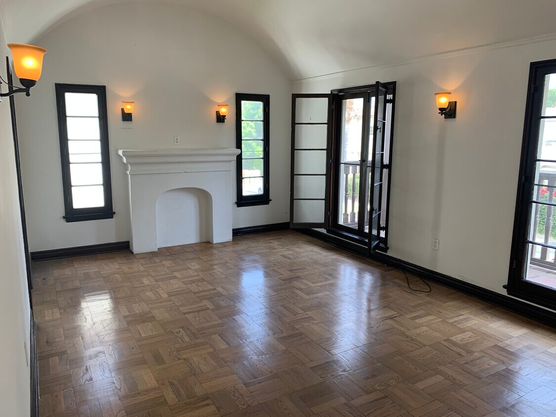 Sala de estar - 407 N Sierra Bonita Ave