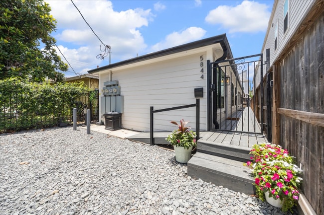 Building Photo - 5844 Darling St