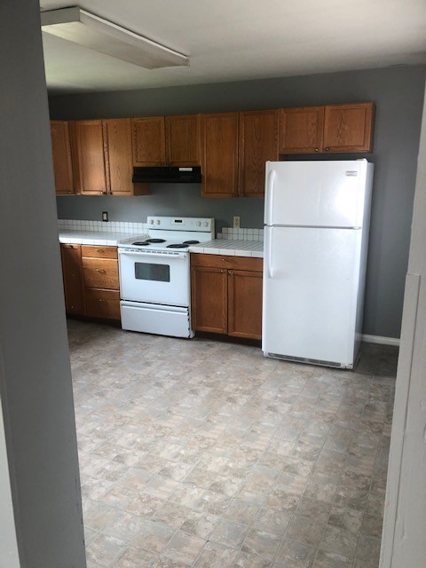 Building Photo - Clean 2 bedroom upstairs duplex