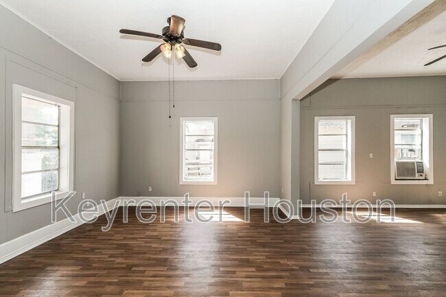 Foto del edificio - 4610 Schroeder St