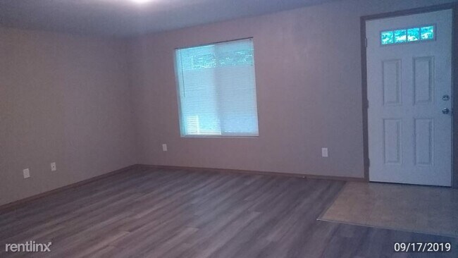 Building Photo - 3 br, 2.5 bath House - 1303 Pioneer Blvd