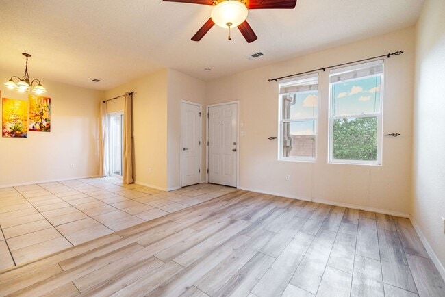 Foto del edificio - 2 Story 3 Bedroom Townhome Available Now!