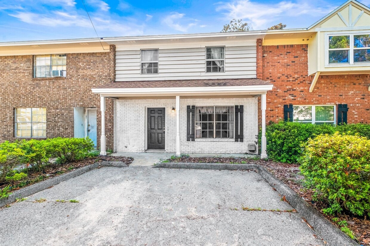 Primary Photo - 744 N Fairfield Dr