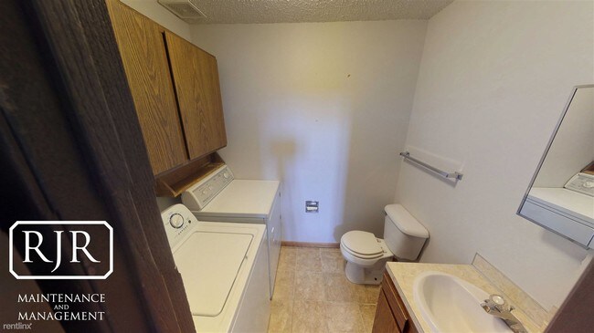 Building Photo - 3 br, 2 bath Townhome - 1409 S Washington St