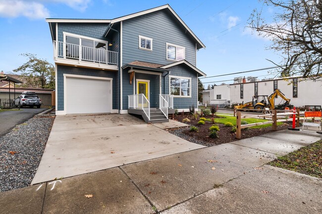 Building Photo - Halleck Townhomes Triplex