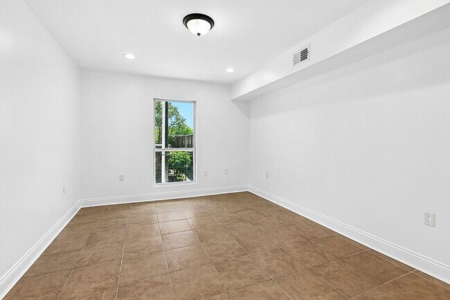 Foto del edificio - 6220 Riverside Dr