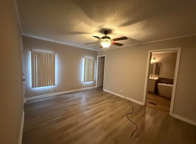 Building Photo - 3083 Lake Sue Dr