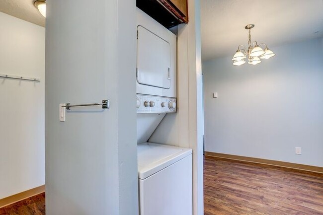 Building Photo - Washer/Dryer in unit! 2 bedroom 1 bath. Pe...