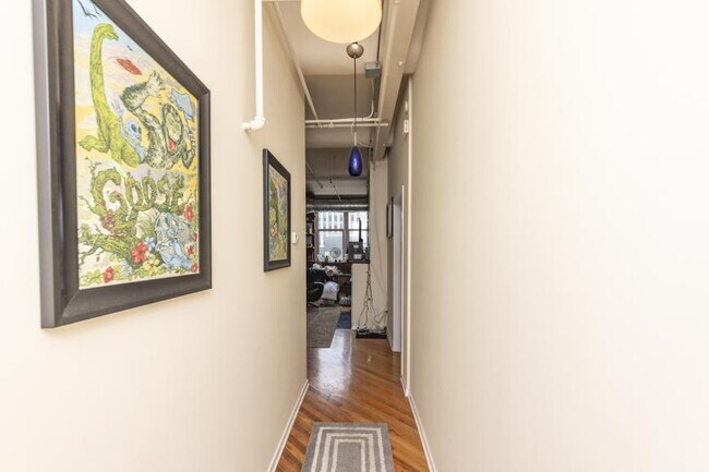 Building Photo - 2 bedroom in Chicago IL 60607