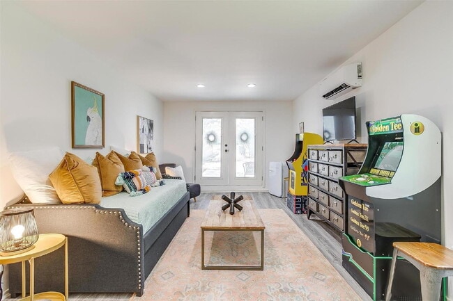 Foto del edificio - Renovated Garage Apartment Steps Off Camp ...