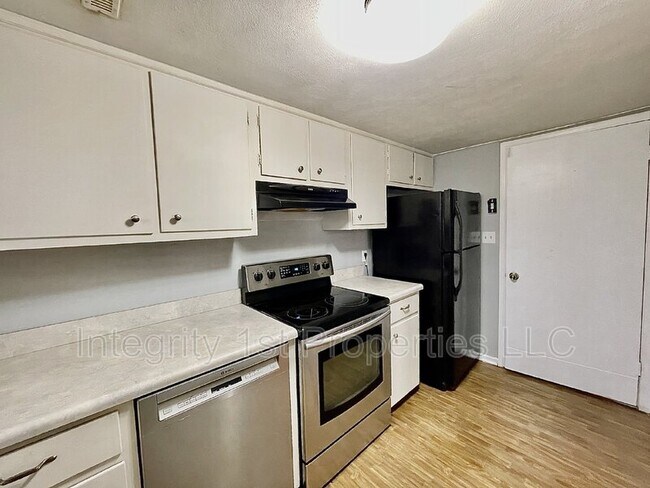 Building Photo - 1417 S Ash Ave