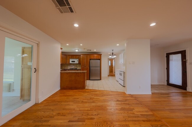Building Photo - 10038 Lazy Oaks St
