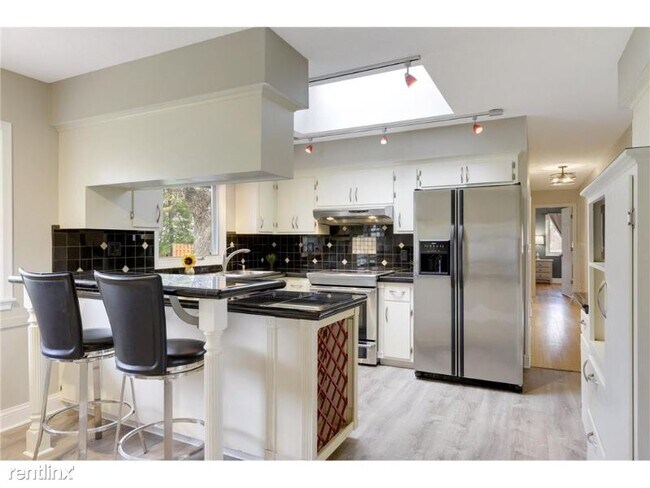 Foto del edificio - 8540 Zenith Rd