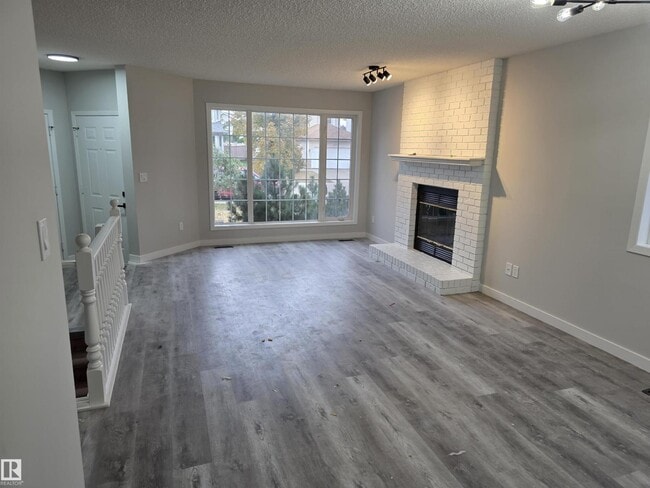 Photo du bâtiment - 840-113A 113a St NW