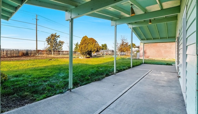 Building Photo - Updated Duplex