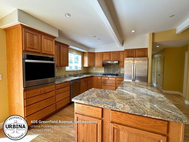 Building Photo - Stylish Single Story Living in the Heart o...