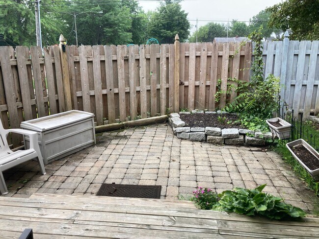 Foto del edificio - Fully renovated 2 bedroom townhome on a corner property