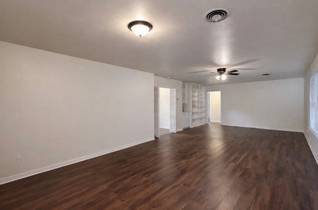 Building Photo - 205 E Crestmont Dr