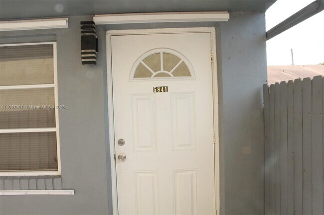 Foto del edificio - 5841 Tyler St