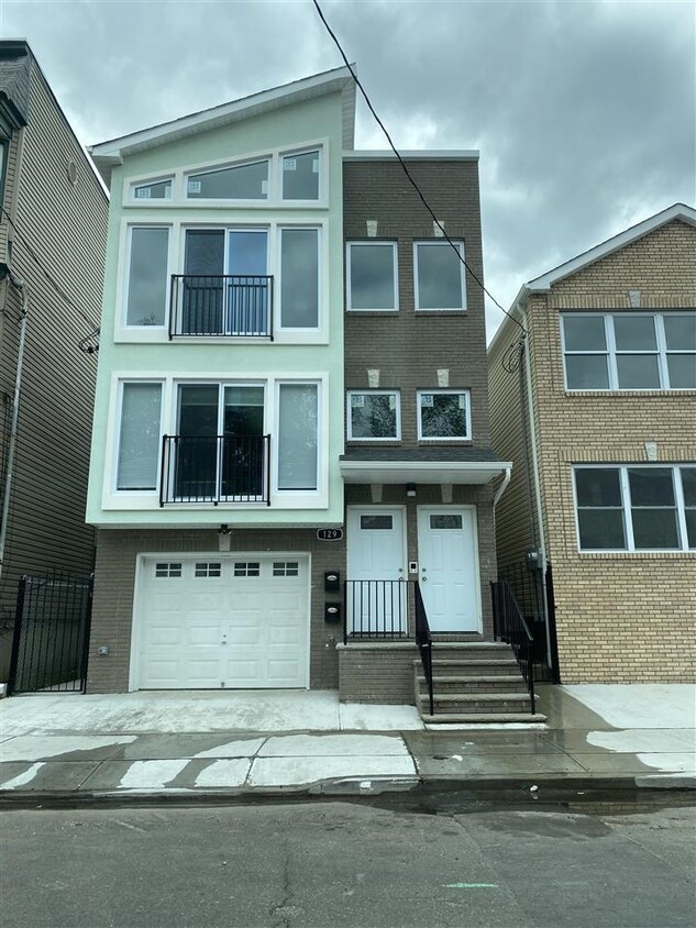 Primary Photo - 127-129 Brookdale Ave