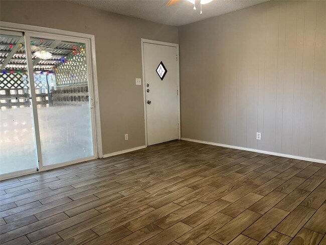 Foto del edificio - 8102 Exmoor Dr