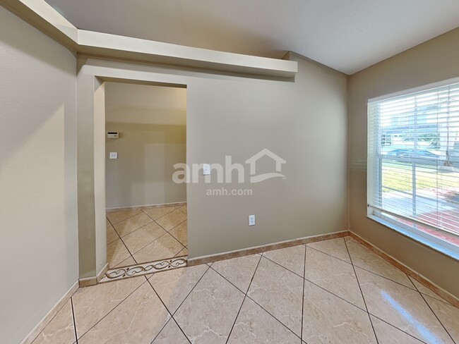 Foto del edificio - 3506 Benson Park Blvd