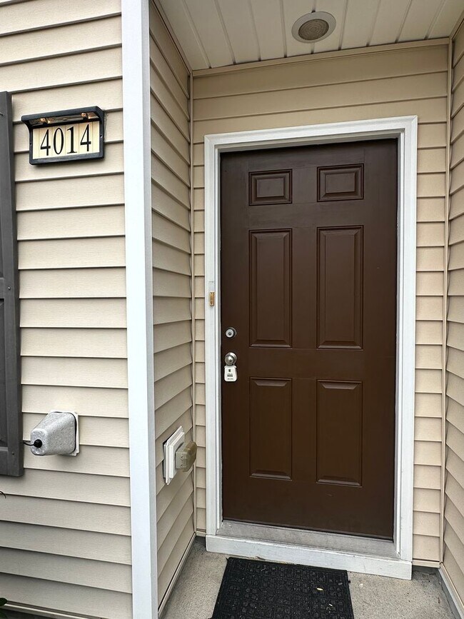 Foto del edificio - Spacious 3 Bed, 3.5 Bath Townhome in Desirable & Convenient Highland Creek Community!